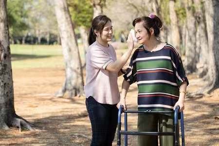 辽宁在沈阳住家保姆照顾卧床独居老人｜推荐沈阳静恩家政公司靠谱口碑好