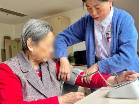 辽宁沈阳静恩家政提供24小时护老保姆|家庭陪护保姆|医院专业护工|优质居家保姆