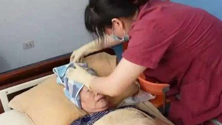 辽宁找一个居家护工保姆照顾骨折卧床老人多少钱｜推荐沈阳静恩家政公司靠谱口碑比较好