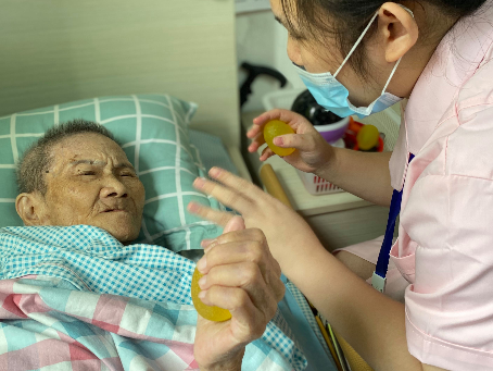 康平找医院护工住家保姆陪护帕金森卧床老人多少钱｜推荐沈阳静恩家政公司排名榜前十名