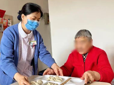 辽宁找专业医院护工住家保姆照顾骨折骨裂患者老人｜推荐沈阳静恩家政公司口碑好